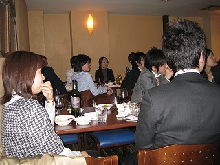 先輩社員からの厳しくも愛情あるスピーチに、思わず聞き入る社員たち